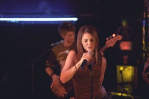 Joey Potter (Katie Holmes) sings for Chad Michael Murray's band
